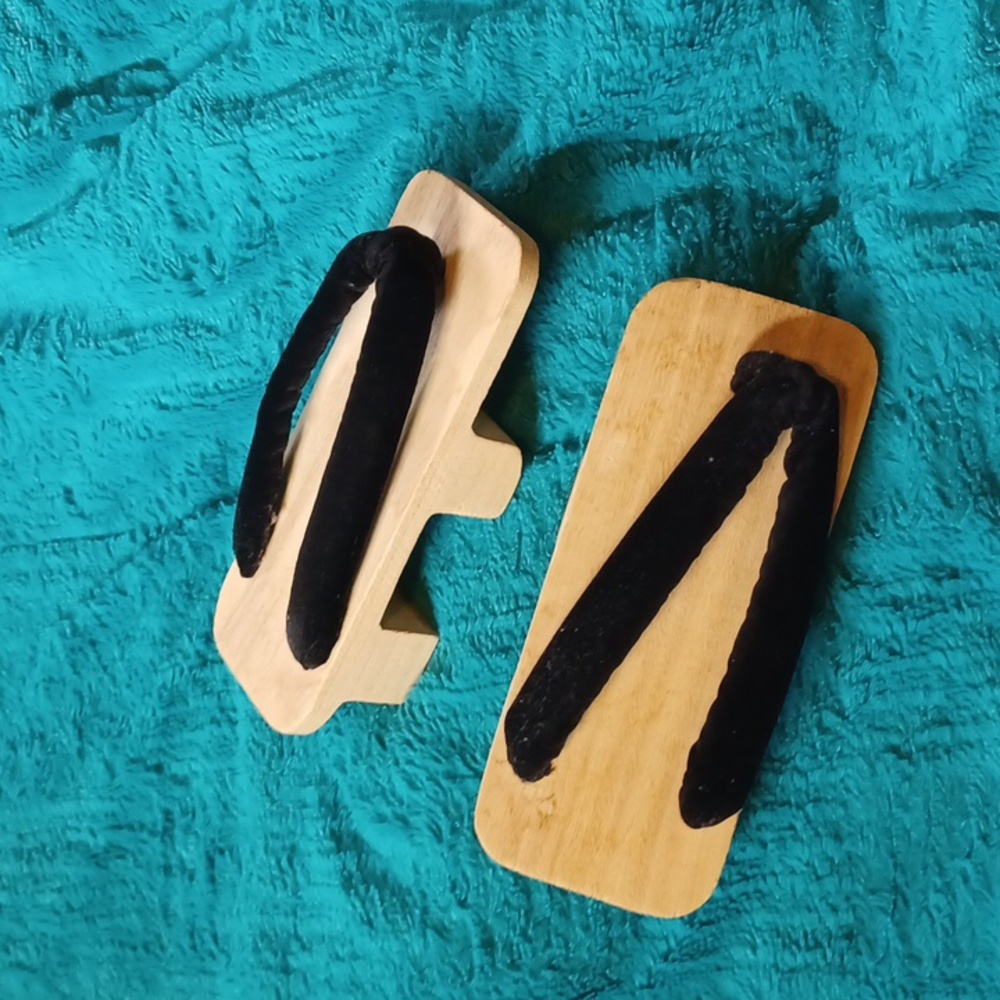 Traditional Wooden Geta Sandals with Black Straps